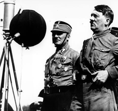 Hitler, el rey de la propaganda y de los eufemismos, durante uno de sus discursos