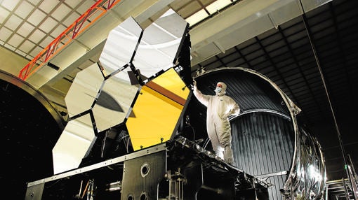 Un técnico de la NASA ajusta los espejo hexagonales del tamaño de una mesa de café que portará el nuevo telescopio