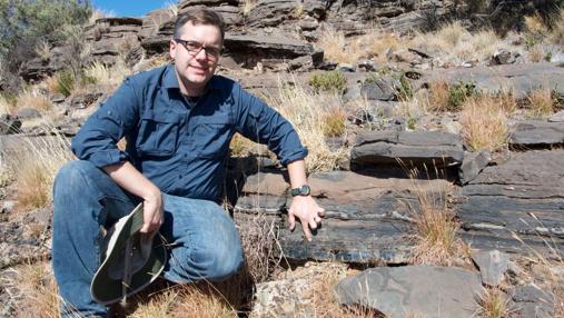 El investigador Andrew Czaja señala el lugar donde se encontraron los fósiles de bacterias