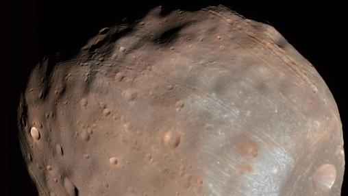 Fobos, la luna de Marte, es bombardeada por rocas y partículas