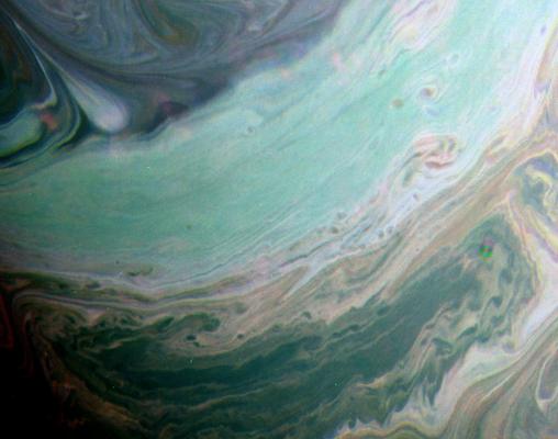 Foto en falso color del hemisferio norte de Saturno con varios filtros de radiación infrarroja