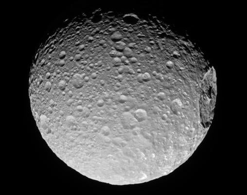 Mimas parece la «Estrella de la Muerte» de «La guerra de las galaxias». Tiene un gigantesco cráter de impacto en un costado que a punto estuvo de destruirla por completo
