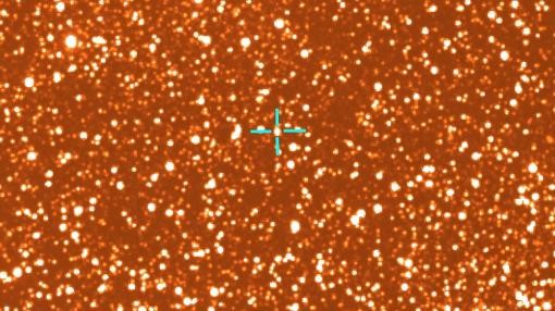 Pequeña fracción del cielo donde está Tabby, en la flecha azul, rodeada por incontables estrellas