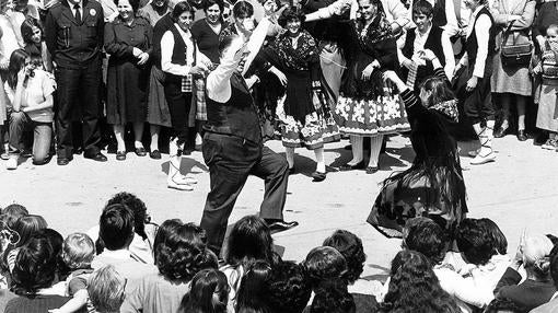 Camilo José Cela, bailando una jota en las fiestas de Zamarramala