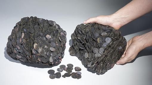 Los sacos con las monedas halladas en el pecio