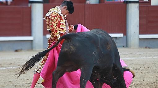 Manzanares, con el mentón hundido, a la verónica
