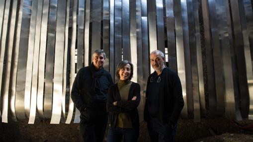 Arnada, Pigem y Vilalta, delante de uno de los elementos metálicos del estudio