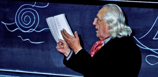 Alberti, durante una de sus declamaciones en la universidad