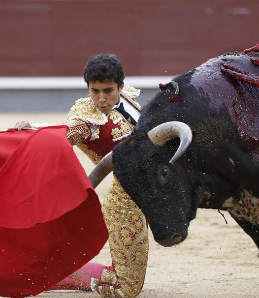Leo Valadez, de rodillas