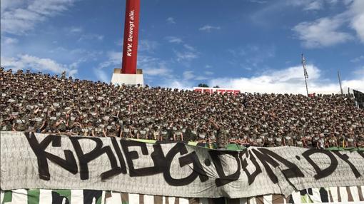 Los aficionados, ya en la grada