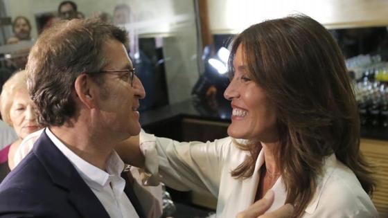 Núñez Feijóo celebra el resultado con su novia, Eva Cárdenas