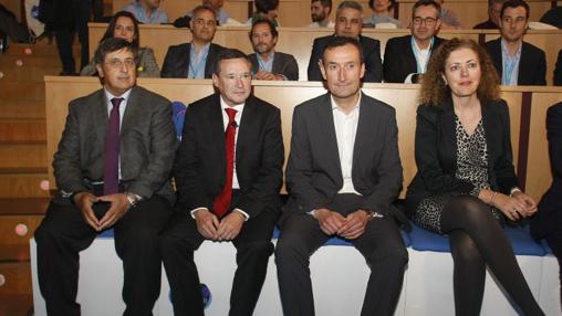Asunción Martínez (Fundación Aquae), junto al alcalde de Elche, Carlos González