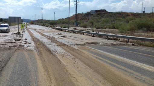 Imagen de la carretera que va al barrio de Azucaica