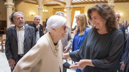 La consejera García Cirac, junto a la hermana de la escritora, Ana Martín Gaite