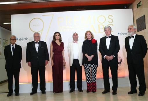 La Reina junto a los galardonados de este año y Catalina Luca de Tena