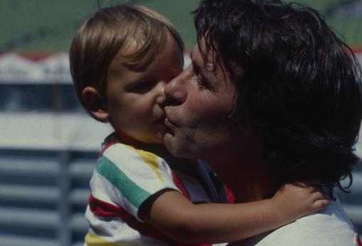 Ángel Nieto junto con su primer hijo «Gelete»