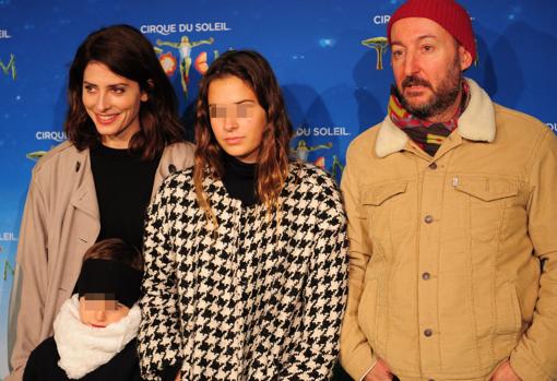 June y Dora junto a su padre Diego Postigo y la pareja de este Bárbara Lennie