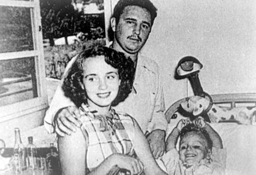 Fidel Castro, su primera mujer, Mirta Díaz-Balart y Fidelito en 1950