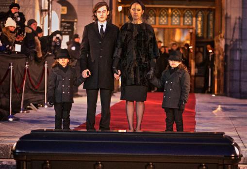 Céline Dion con sus hijos en el funeral de su marido