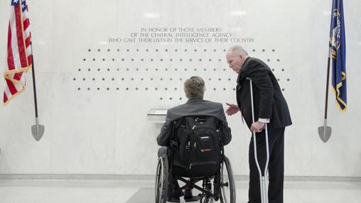 El exdirector de la CIA, John Brennan (d), con el expresidente estadounidense George Bush padre en el monumento a los caídos en 2016