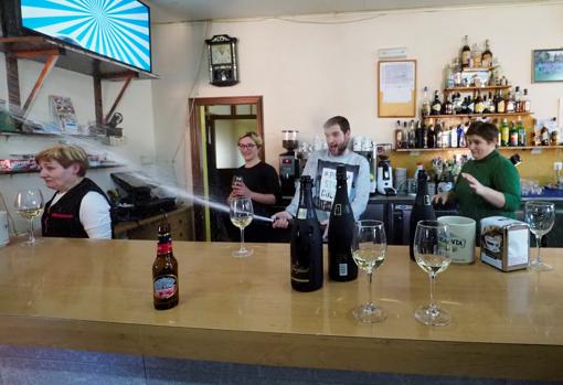 Clientes del Bar Cascudo, ubicado en la parroquia vilalbesa de San Juan