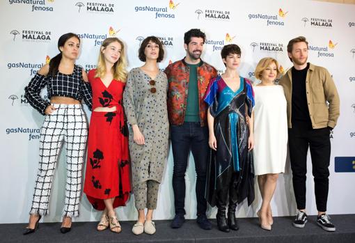 Los actores, Hiba Abouk, Charlotte Vega, Belén Cuesta, Miguel Ángel Muñoz, Úrsula Corberó, Carmen Machi y Pablo Rivero, en la presentación de la película, «Proyecto Tiempo»