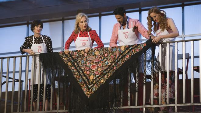 Paz Vega, Carmen Lomana, Óscar Higares y María Castro, adornando el balcón de «MasterChef Celebrity 3»