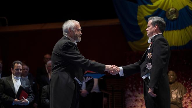 Jonathan Pryce recibe el Nobel en «La buena esposa"