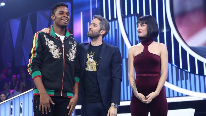 Famous y Natalia, primeros finalistas de «OT 2018», junto al presentador Roberto Leal