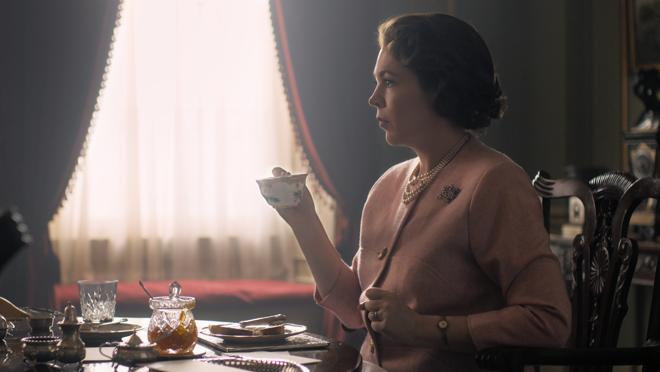 Colman en una imagen promocionar de la tercera temporada de «The Crown»