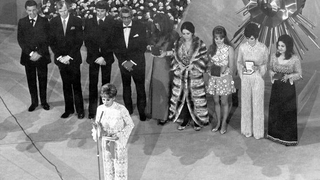 La presentadora Laura Valenzuela tras repartir los trofeos a las cuatro ganadoras de Eurovisión 1969, con Massiel en el centro pasándoles el relevo
