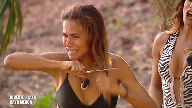 Mónica Hoyos cortándose el pelo en «Supervivientes»