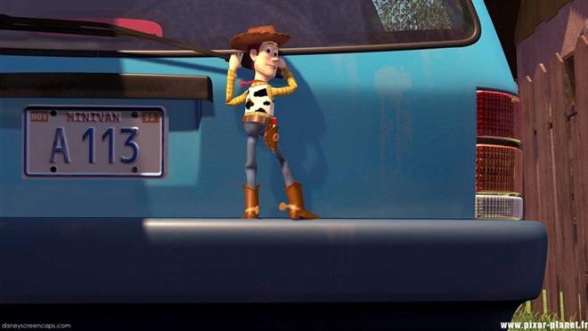 Woody, colgado de un coche con matrícula A-113