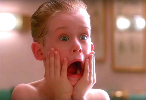 Kevin McCallister durante su famoso grito frente al espejo, en «Solo en casa»