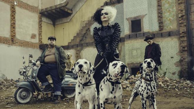 Emma Stone como Cruella de Vil en «Cruella»