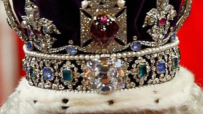 Detalle de la corona inglesa donde se aprecia la piedra