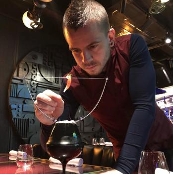 El chef Dabiz Muñoz elaborando uno de sus platos