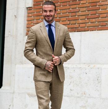 David Beckham con traje de lino