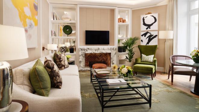 Sala de estar de una de las suites del hotel Corinthia