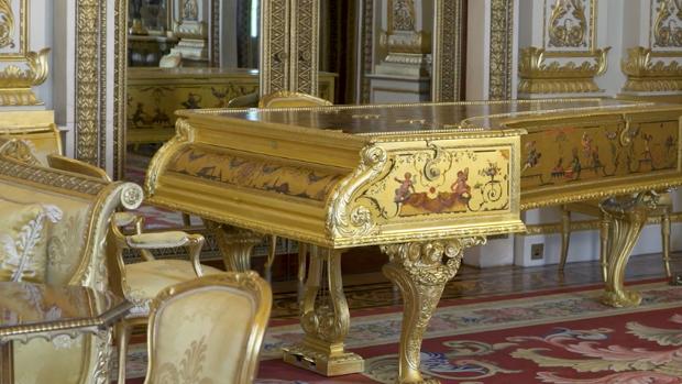 El piano de oro de la reina Isabel II que se ha hecho viral