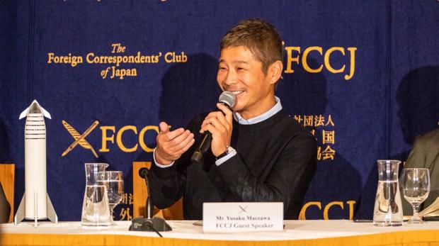 Un millonario japonés regala 800.000 euros en Twitter
