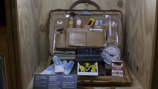 Una exposición en Madrid muestra el interior de la clásica maleta del agente