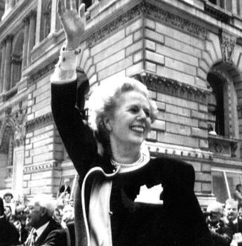 Margaret Thatcher celebrando su victoria