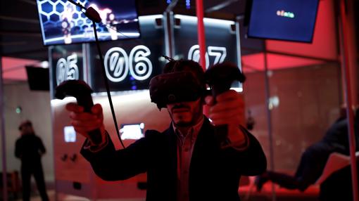 Un hombre con las gafas de realidad virtual HTC Vive