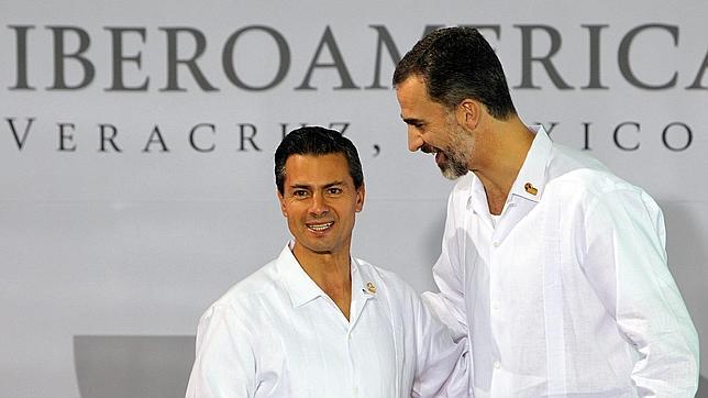 Don Felipe saluda a Peña Nieto con la tradicional guayabera