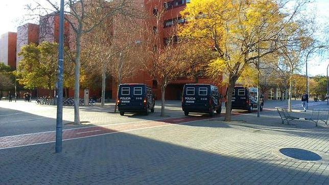 Imagen de la Policía Nacional en el campus de Tarongers