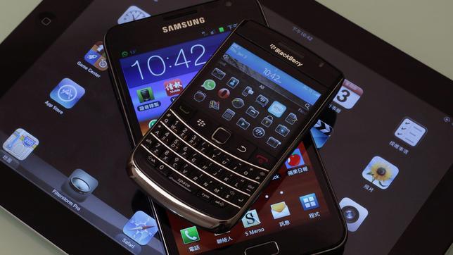 Blackberry Bold, una Samsung Galaxy Note y un Apple iPad 2