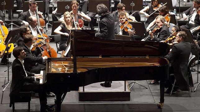 Vladimir Jurowski dirigiendo este viernes a la Filarmónica de Londres. Al piano, Iván Martín
