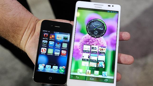 Un iPhone en comparación con el «phablet» de Huawei
