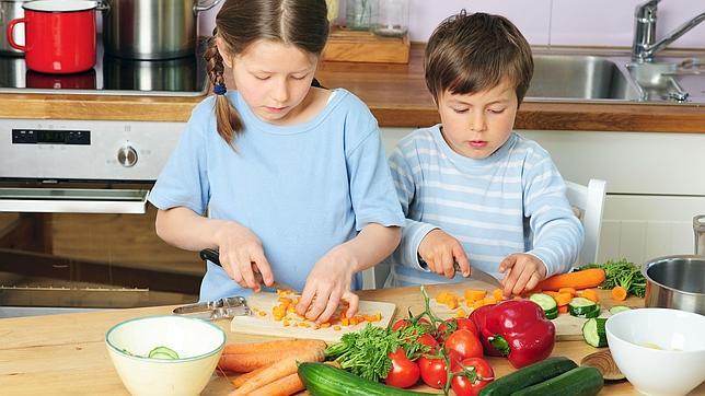 A partir de los seis años pueden ayudar a cocinar, con la vigilancia y supervisión de un adultos